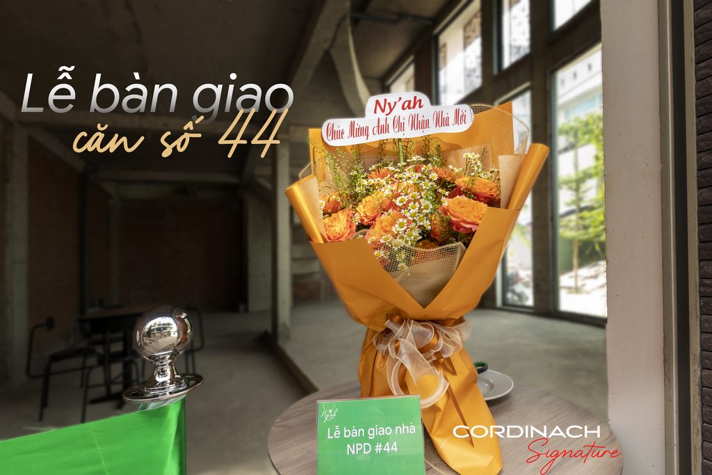 Lễ bàn giao căn số 44 tại Ny'ah Phú Định với lẵng hoa chúc mừng